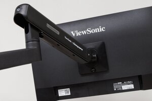 PCディスプレーはアームで”浮かせる”のが正解！ モニターアーム「LCD-SMA-004」を使ったらデスクが広くなり、姿勢もよくなり、実に快適だった