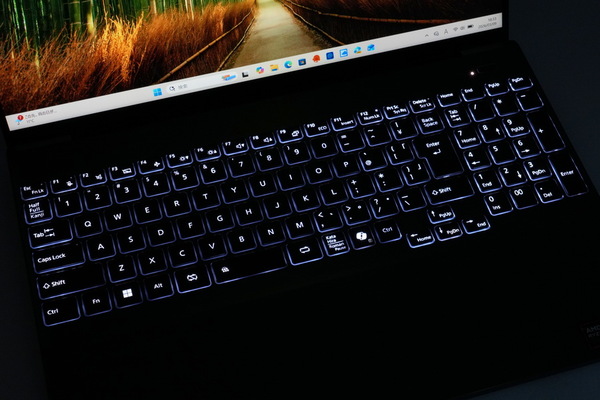 富士通初の16型Copilot+ PC「FMV A79-L1」実機レビュー
