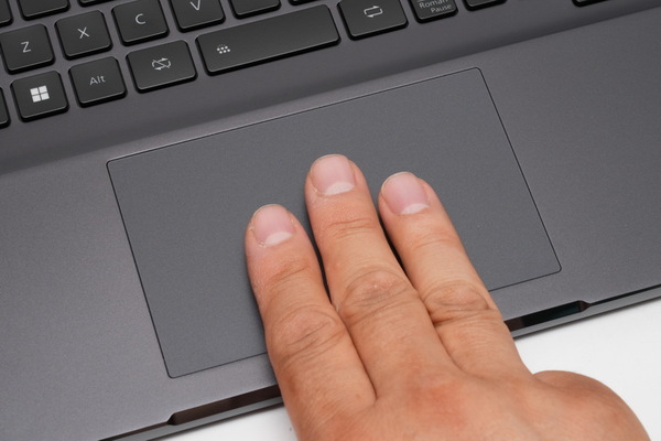 富士通初の16型Copilot+ PC「FMV A79-L1」実機レビュー