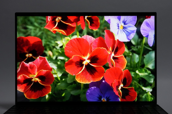 富士通初の16型Copilot+ PC「FMV A79-L1」実機レビュー