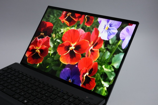 富士通初の16型Copilot+ PC「FMV A79-L1」実機レビュー