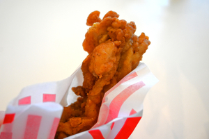 ありそうでなかった！KFC「スティック型チキン」片手でオリジナルチキン