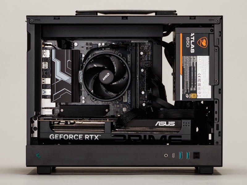 取っ手付きで持ち運べる小型ゲーミングPCのスゴイ奴、RTX 5060 Ti搭載