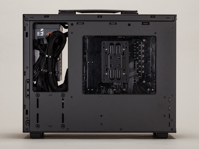 取っ手付きで持ち運べる小型ゲーミングPCのスゴイ奴、RTX 5060 Ti搭載