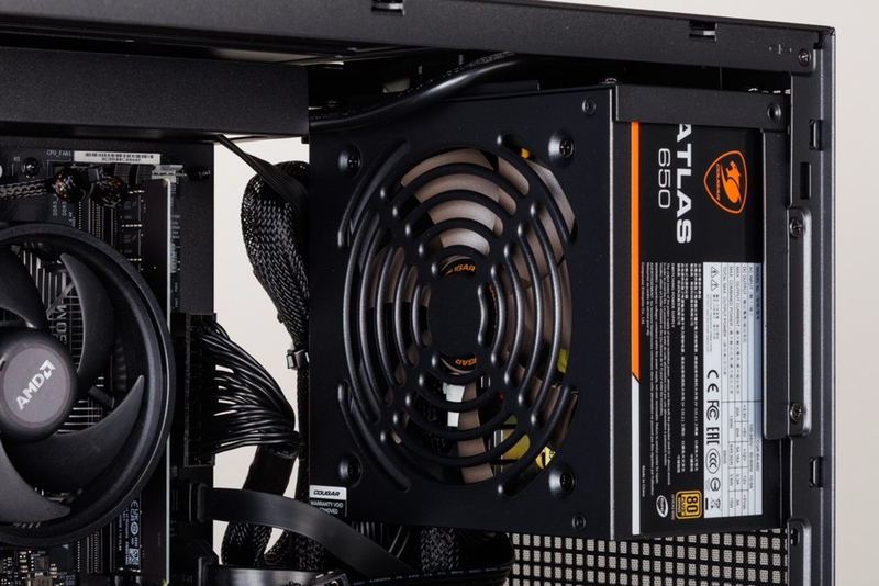 取っ手付きで持ち運べる小型ゲーミングPCのスゴイ奴、RTX 5060 Ti搭載
