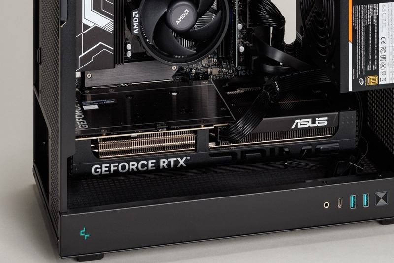 取っ手付きで持ち運べる小型ゲーミングPCのスゴイ奴、RTX 5060 Ti搭載