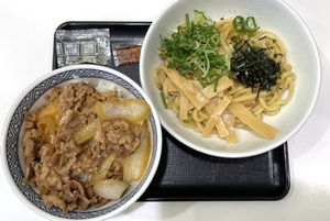 吉野家、引き算の「油そば」 牛丼とのセットが最強！これは当たりかも