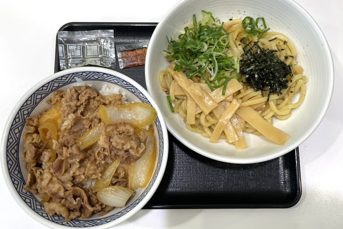 ASCII.jp：吉野家、引き算の「油そば」 牛丼とのセットが最強！これは