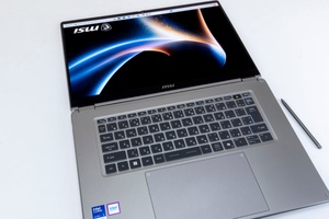 16型の大画面OLEDノートパソコンが1.66kgだと!? Core Ultra シリーズ 3 プロセッサー搭載でペン内蔵なのに極薄、理想の2in1を見つけた
