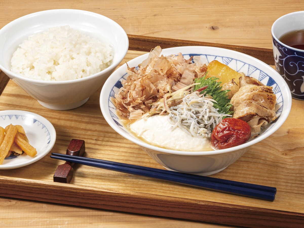 「ごちとん OOTEMORI店」の「梅しらすとかつおの豚汁定食」