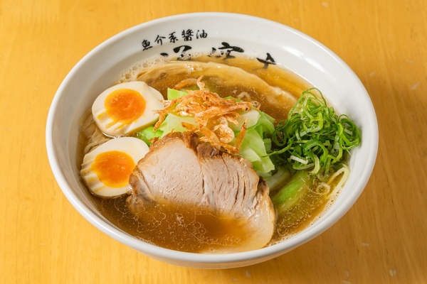 春の味覚・桜エビの香りがふわっと広がる♪ 千葉の煮干しの名店「らー麺 海空土」のエビ二ボらー麺