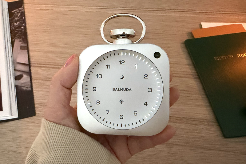 置き時計にウーファー!? 光と音が良すぎるバルミューダ「The Clock