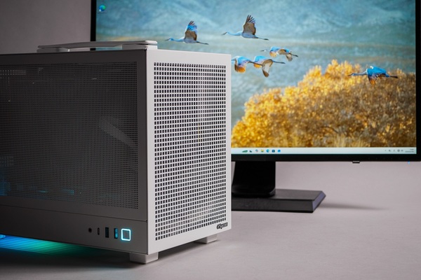どこでも置けそうな19Lの持ち運べる小型ゲーミングPC！春キャンペーン