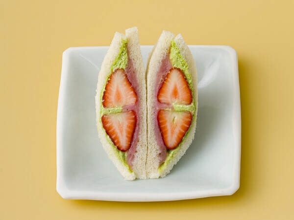 サンドイッチハウス　メルヘン　グランスタ丸の内店の「さくらあんいちごのピスタチオクリーム」