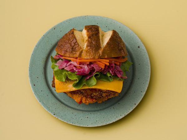 若廣TOKYOの「トマトソース香る鯖カツプレッツェルバーガー～特製リゾット仕立て～」