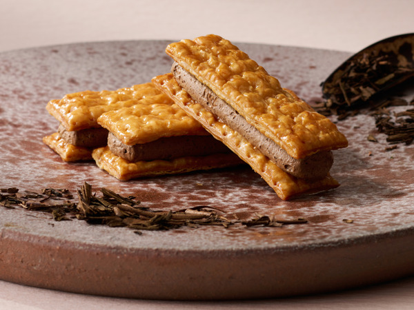 「岡田謹製茶織屋」の「パイサンドほうじ茶」