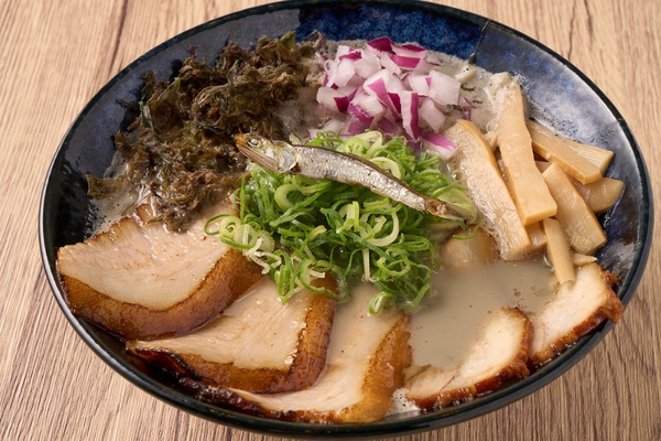 分厚い炙り豚トロ肉など具材もにぎやか！ 福岡・春日市「麺屋おおやま」による旨味爆発のNEOセメント煮干