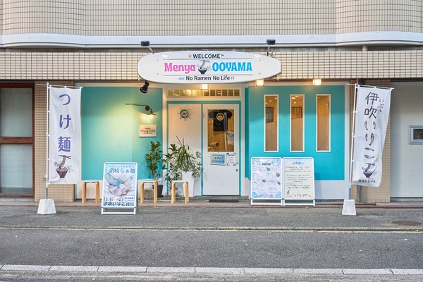 海辺のカフェをイメージした淡いブルーの外観。女性同士やファミリー利用も多い店だ