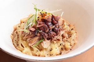 ホタルイカのクリーミーな旨味が切りたて麺に絡む！ 大阪・天六「ラーメン 哲勝」の春を感じる限定まぜそばが登場 フォトさんぽ＠保土ケ谷区