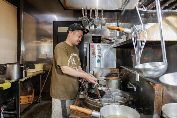 店主の井村賢悟さん。朝営業を開始し、出勤前や夜勤明けなどにも足を運べるようになった