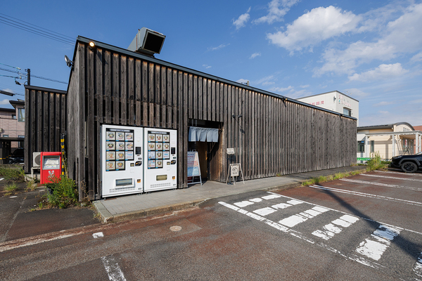 広々とした駐車場を備え、朝から車でも立ち寄りやすい立地