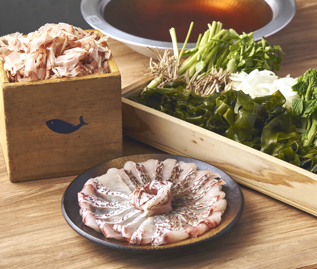 「出汁しゃぶおばんざい おかか」の「真鯛未来と鳴門生わかめの出汁しゃぶ」