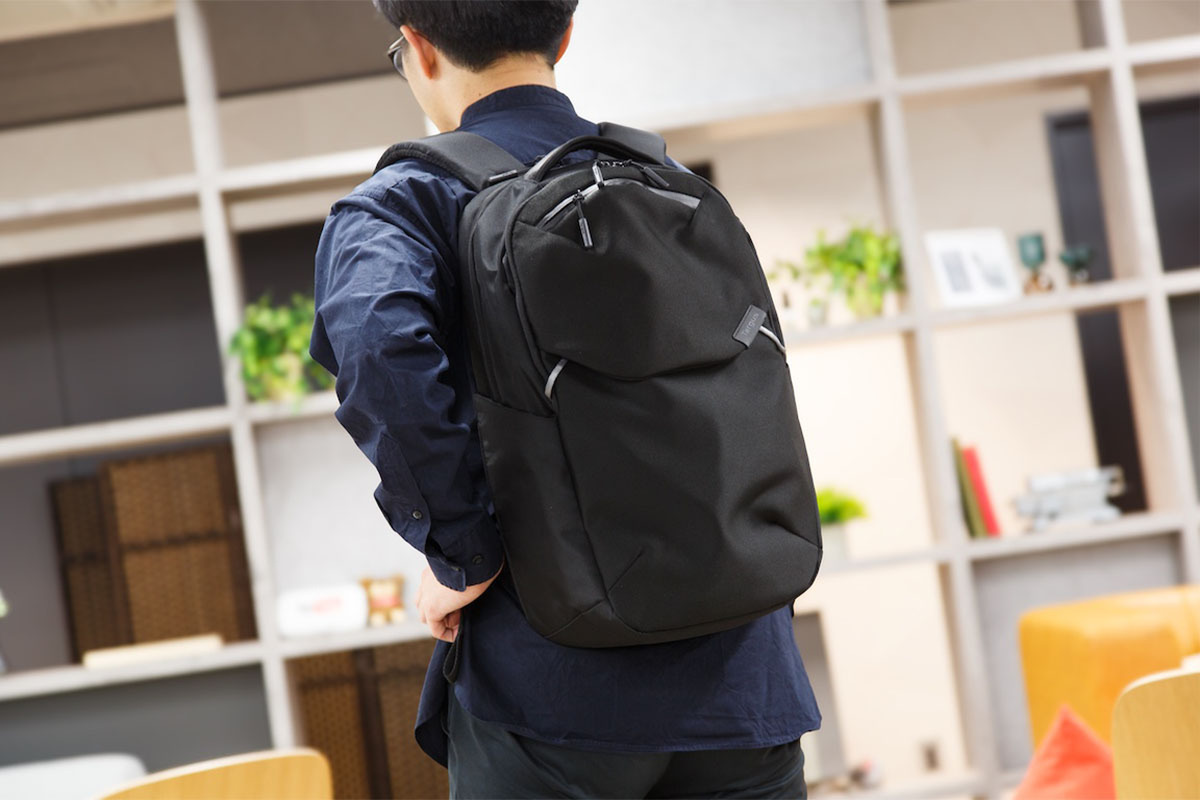 ASCII.jp：【通勤バッグのごちゃつき解消】ノートPCの分離収納が便利 