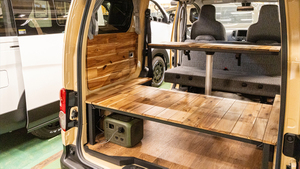 キャンピングカーより気軽でオシャレ！ 無骨なカスタマイズカーで楽しむ「大人の車中泊」