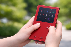 まるで高級ゲームボーイ、レトロゲームに最適な快適性と懐かしさを兼ねたAndroidゲーム機