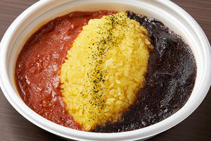 ロックフェスコラボ！赤×黒カレー、ファミマ関東限定で登場