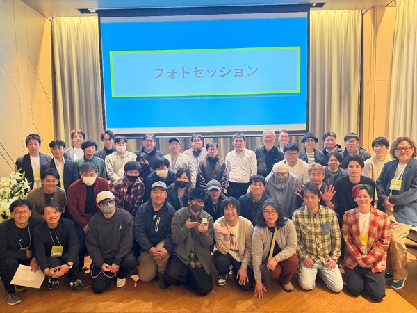 セミナーの参加者と登壇者で記念撮影。「ほたて日和」のファンの方をはじめ、ラーメン店の店主など多くの方が参加