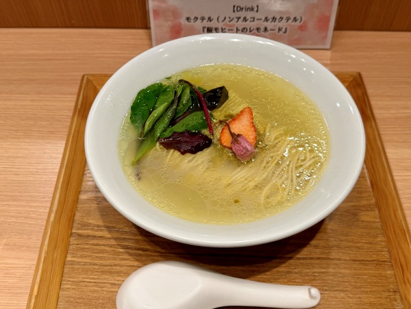 特別メニュー「春彩(はるいろ)中華そば」。いちごと桜が添えられ、見た目と香りで春を感じられる一杯