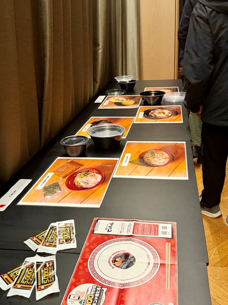 menuが力を入れている、ラーメンをおいしく届けるための販促物や容器を展示。おいしい食べ方の説明付きランチョンマットや店主の似顔絵イラストが描かれたステッカーシールなどユーザーを喜ばせる工夫が凝らされている