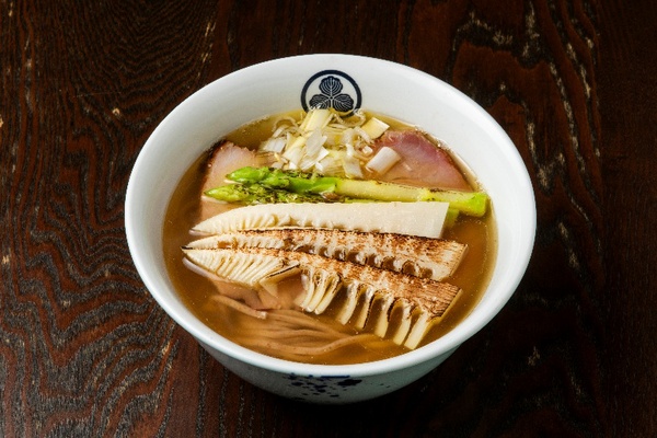 当初提供を予定していた「芽吹らーめん」※当日は「筍のムースのまぜそば風つけ蕎麦」(1400円)を提供 ※食材調達の関係により「ラーメンWalker埼玉2026」掲載時から実施期間、メニュー内容・価格が変更になりました。ご了承ください