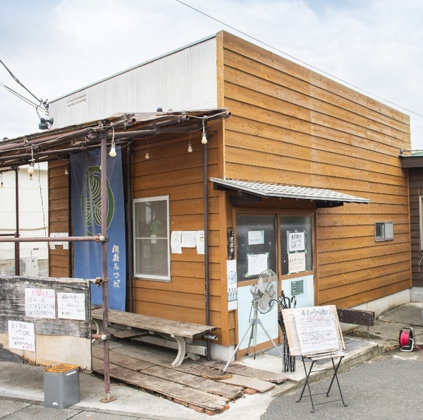 県道316号線の近くに店を構える