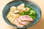 九十九里産ハマグリのフレッシュな旨味が広がる！ 東京･八王子「鴨中華そば 楓」が放つ上品な限定塩そば