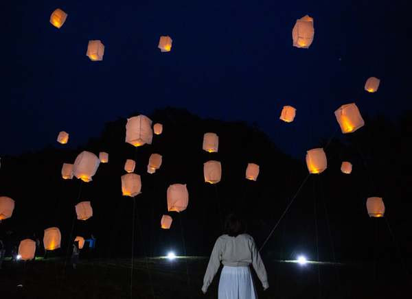 まるでラプンツェルみたい！スカイランタンが幻想的な夜を演出【道央道 大沼公園ICより車で約5.5km】