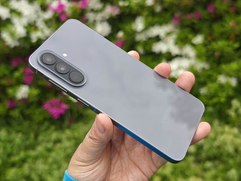 Samsung スマートフォン 本体 グレー 大画面なのに180g切り！ Galaxyの新スマホは「薄さ・軽さ・充電」を