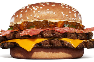 でかすぎ。100％ビーフ2枚「ビッグマウス」で食べる新作バーガー