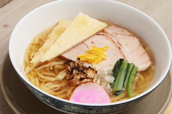 身の締まった瀬戸内の桜鯛を贅沢に！ 大阪・京橋「麺処 愛媛ん軒」の愛媛愛が詰まった絶品冷やし麺