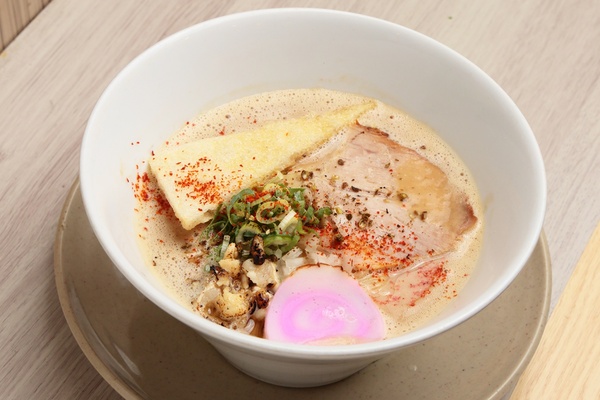 鯛白湯の「愛媛ホワイト」(800円)など定番も必食!
