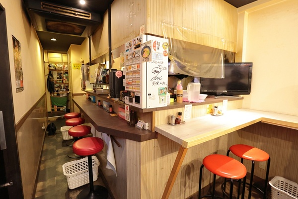 カウンターのみのシンプルな店内