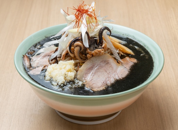 仙台「味噌らーめん ことぶき」考案の春の珍味？ イカの鮮烈な旨味を宿すブラックG系麺　