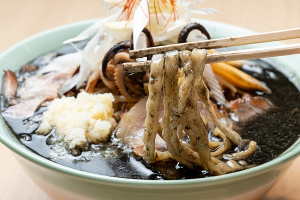 「春の烏賊のさっぽろブラック」(1400円)