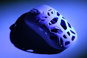 高見えする「穴あきマウス」発見！マグネシウム合金製でこれなら買っても良いのかなと思えるゲーミングマウス