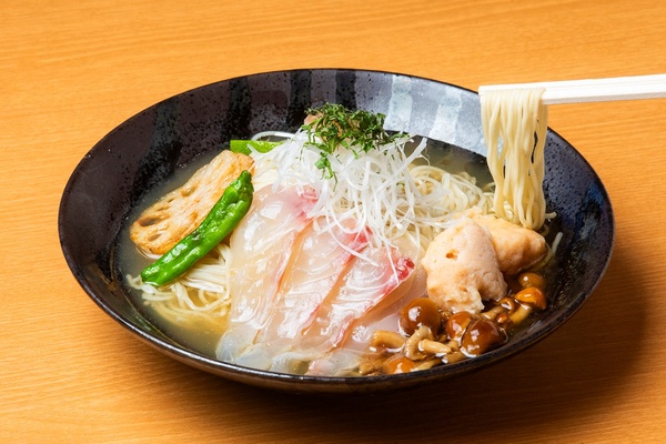 「~春のなごり・夏のはしり~ 真鯛の冷やしそば」(1400円)