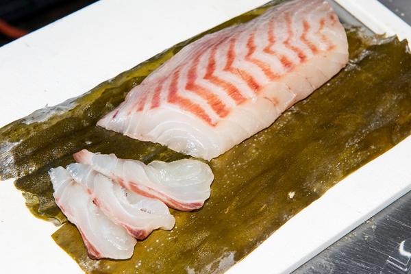 肉厚の身は昆布で締めてカルパッチョに