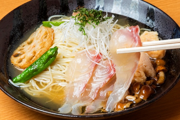 昆布の旨味も染み込んだ真鯛はプリプリの食感