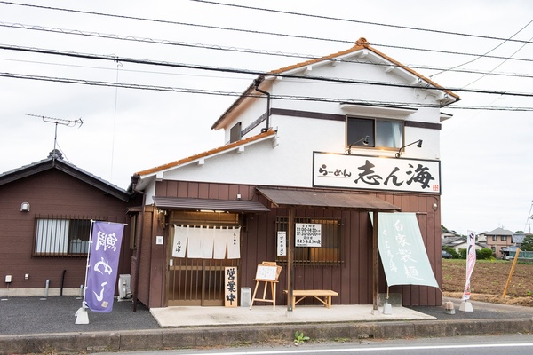 県道38号の三反田バス停のすぐそば