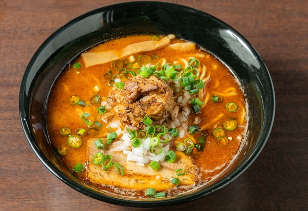 サワラの風味とパンチのあるスパイスがマッチ！  千葉･幕張本郷の｢麺屋よじむ｣渾身の旨辛麺